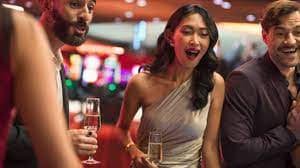 Pengguna sedang menikmati permainan live casino dengan dealer nyata melalui perangkat mobile