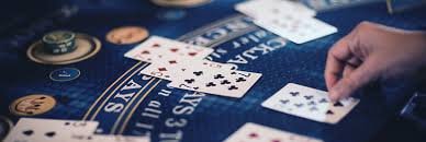 Pengguna menikmati live casino interaktif secara mobile di densustoto
